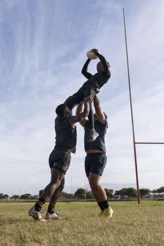 athletes-masculins-jouant-au-rugby-sur-le-terrain
